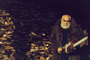 Sakallı ihtiyar chainsaw ile