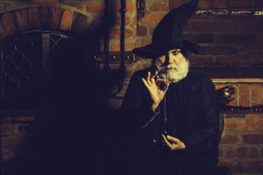 Sarkaç ile eski Sihirbazı