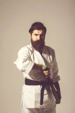 kimono yeşil beysbol sopası ile ciddi karate adam sakallı