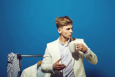 Adam sabah kahvesini içiyor..