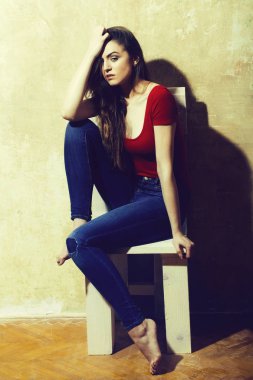 Güzel kız bacakları ile beyaz ahşap sandalye üzerinde oturan