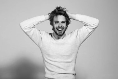 uzun uncombed saç uyan sabah ile gülümseyen adam