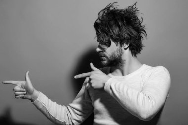 ürün tanıtımı, sakal ve şık saç yakışıklı adam