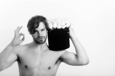 Seksi adam Güllü ok jest kutusunda gösterilen