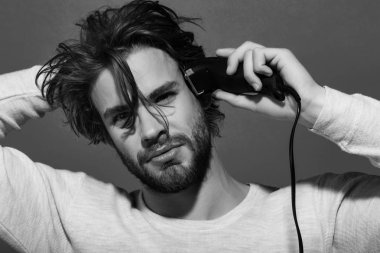 adam sabah elektrikli ustura ile tıraş