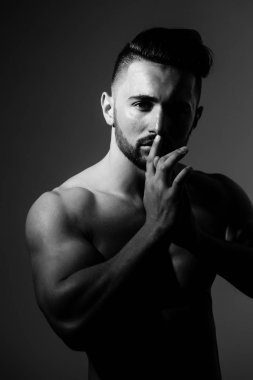 Seksi atletik erkek yakışıklı yüz kas el ile poz