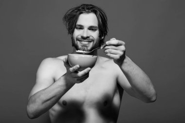 Adam kahvaltı yapıyor.