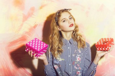 İki kırmızı ve pembe polkadot hediye kutuları ile güzel kız