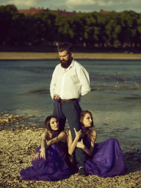 Sakallı adam ve iki kadın açık