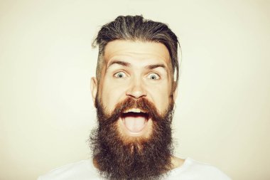 sakallı adam gülümsüyor