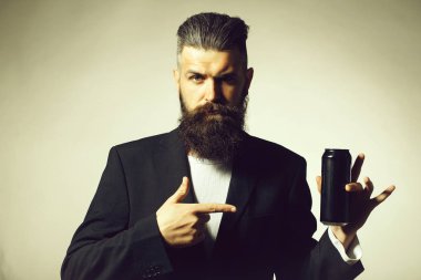 Bira kutusuyla sakallı adam.