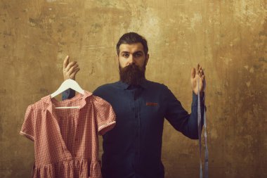 Sakallı adam tutun elbise ve şerit metre.