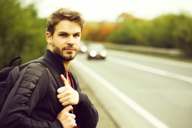 Sırt çantası ile yakışıklı maço adam