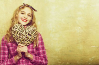 Sevgililer günü için hasır kalp mutlu güzel kız