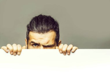 kağıt ile korkan adam