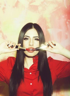 seksi güzel esmer kadın moda kırmızı ruj