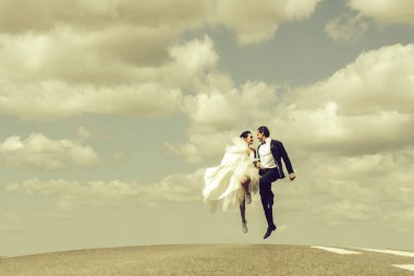 Düğün mutlu çift yolda çalışan