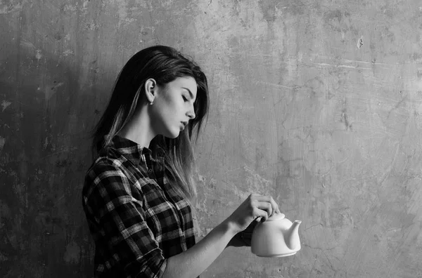 Menina bonita segurando panela de chá de cerâmica branca — Fotografia de Stock