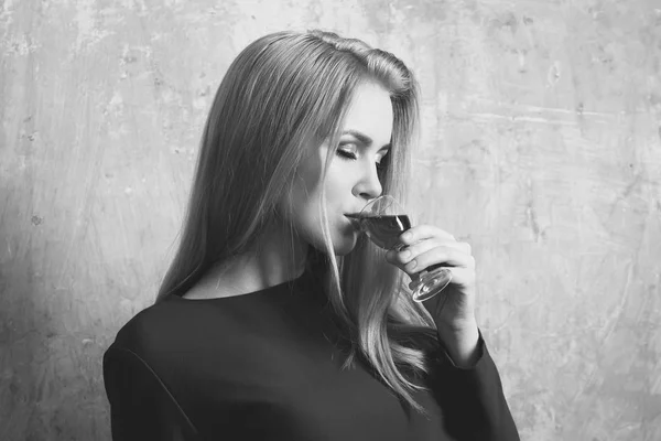 Chica disfrutando de licor rojo en vidrio — Foto de Stock