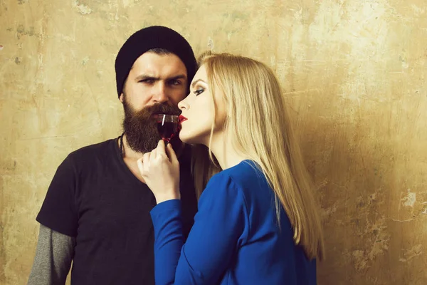 Mulher e homem posando com garrafa de licor — Fotografia de Stock