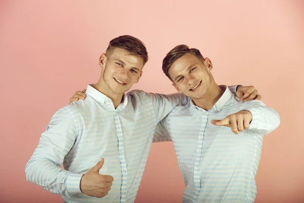 Models lächeln auf rosa Hintergrund — Stockfoto