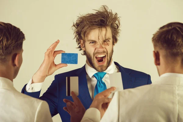 Hombre gritando con la cara excitada con tarjeta azul en la mano — Foto de Stock