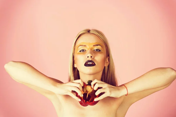 Yaratıcı moda makyaj kadınla tutun dolmalık biber — Stok fotoğraf