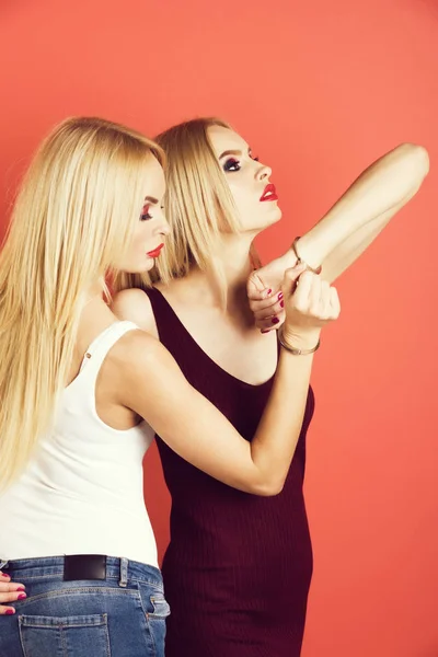 Chicas gemelas sexy con cabello rubio y maquillaje de moda —  Fotos de Stock