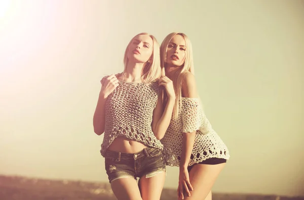 Gêmeos Verão Céu Azul Meninas Com Pernas Sensuais Liberdade Liberdade — Fotografia de Stock