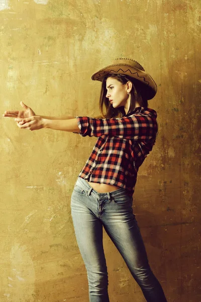Pretty girl in stylish cowboy hat showing finger gun — Stock Photo, Image