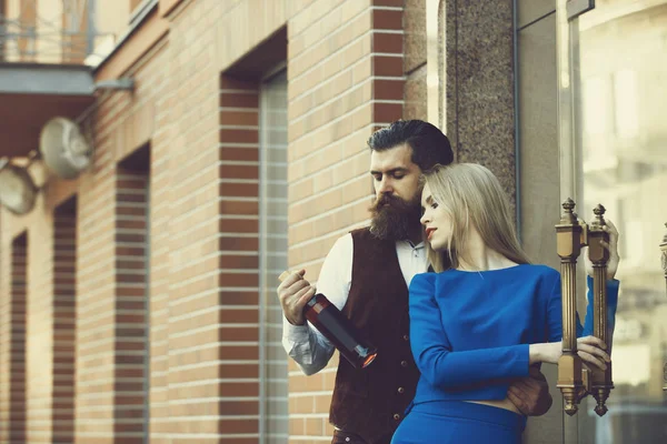 Kız ve erkek arkadaşı şişe şarap seyir