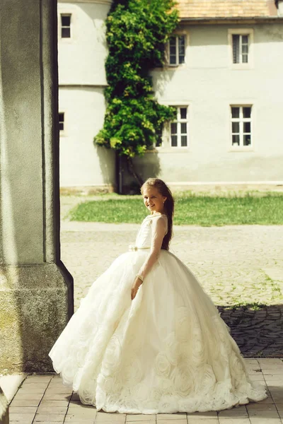 Niña pequeña en vestido blanco al aire libre — Foto de Stock