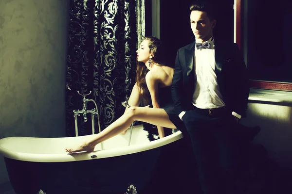 优雅的情侣在浴 — 图库照片