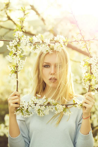 Vrouw met frame van wit, bloemen bloeien — Stockfoto