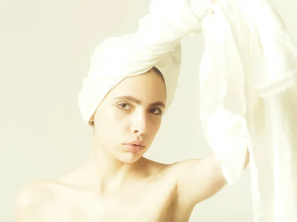 Güzel kadın besleyicisini beyaz, banyo havlusu tepeden — Stok fotoğraf