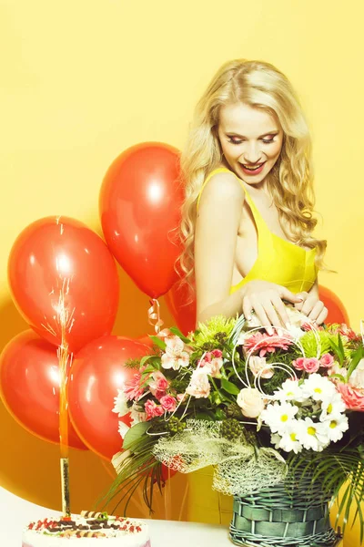 Donna di compleanno con fiori — Foto Stock