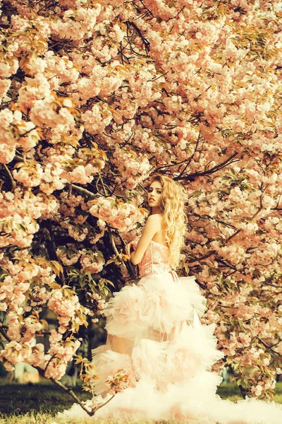 Menina glamour em flor rosa — Fotografia de Stock