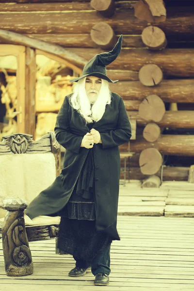 Vecchio mago in sedia di legno — Foto Stock