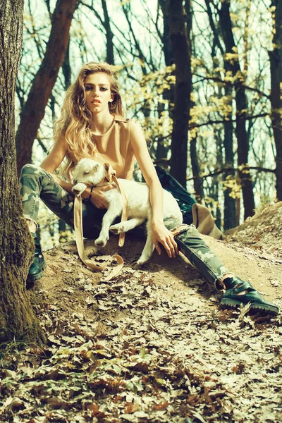 Стильна дівчина з козою в лісі — стокове фото