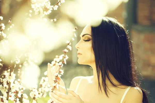 春の花を持つ女性 — ストック写真