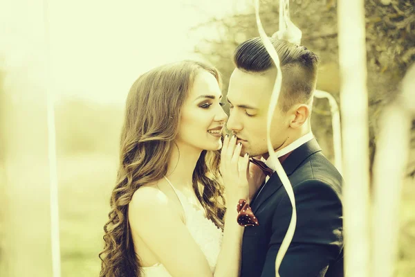 Düğün çifti ve ağaç şeritler