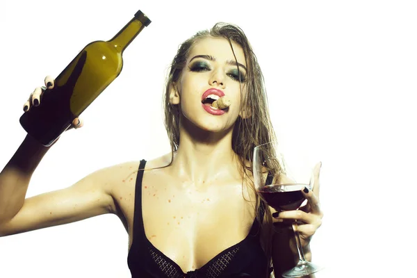 Γυναίκα με μπουκάλι κρασί και γυαλί — Φωτογραφία Αρχείου