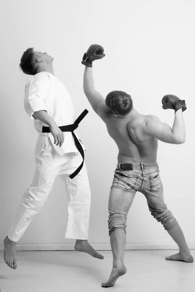 Karatê homem e jovem lutador em luvas de boxe luta, formação — Fotografia de Stock