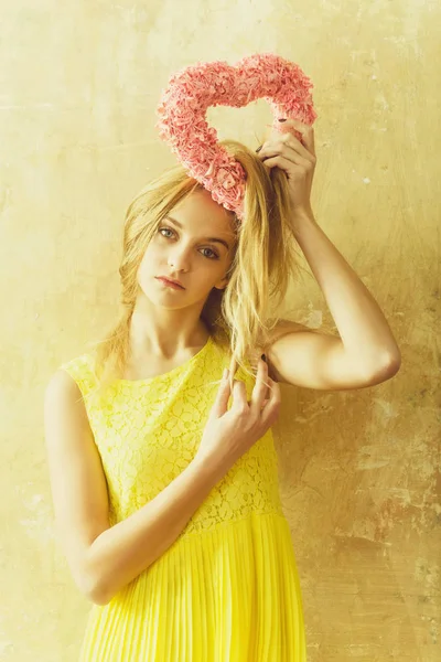 Sevgililer günü için pembe hasır kalp güzel kız