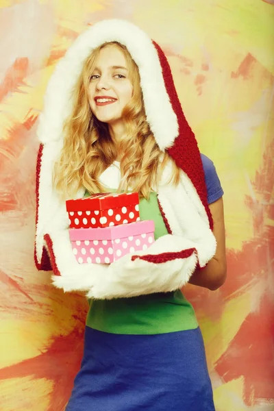 Menina feliz em vermelho capuz de pele de santa com caixas de presente — Fotografia de Stock