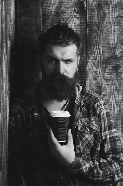 Brutal hipster barbu tenant tasse à café en plastique — Photo