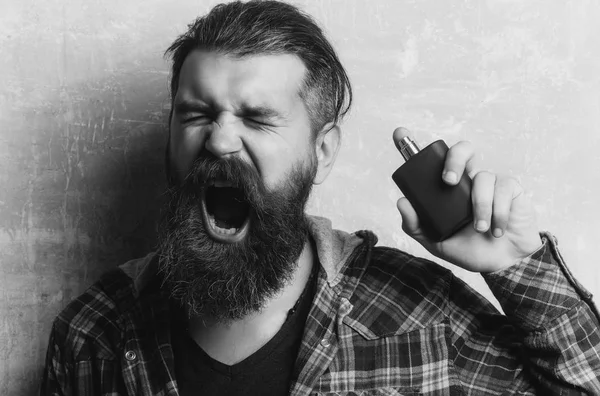 Hipster schreeuwen met gesloten ogen tijdens het toepassen van parfum — Stockfoto