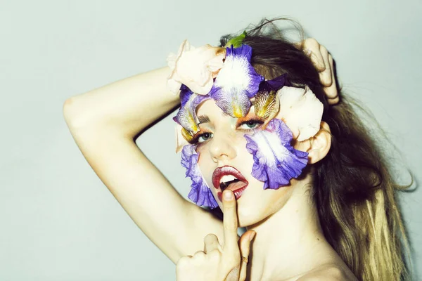 Meisje met bloemen make-up — Stockfoto