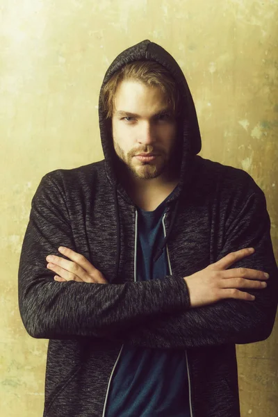 silah ile gri kapüşonlu adam geçti