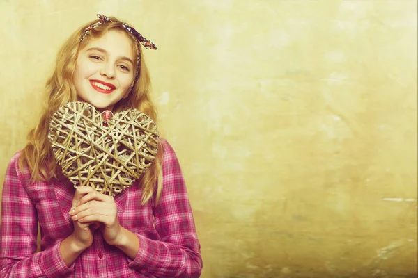 Sevgililer günü için hasır kalp mutlu güzel kız